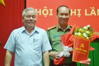 Bí thư Tỉnh ủy Sóc Trăng Phan Văn Sáu trao quyết định và chúc mừng Đại tá Phạm Quốc Việt. Ảnh báo Sóc Trăng.