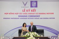 Bà Lê Thị Thu Thủy - Phó Chủ tịch Vingroup kiêm Chủ tịch VinFast và ông Barry Engle, Phó Chủ tịch điều hành kiêm Chủ tịch GM quốc tế ký thỏa thuận hợp tác chiến lược tại thị trường Việt Nam.