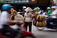 Các chuyên gia kinh tế khẳng định, việc tăng thuế VAT theo cả hai phương án đều tác động làm tăng tỷ lệ đói nghèo. Phương án thứ 2, tăng VAT nhóm hàng đang có thuế VAT 5% lên 10% là hợp lý hơn tăng đồng loạt thêm 1,2%.