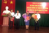 Bí thư Thành ủy Hải Phòng Lê Văn Thành trao quyết định cho các ông, bà Đỗ Thanh Lê, Lê Trung Kiên (phải), Nguyễn Văn Tuấn (trái).
