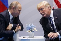 Putin (trái) trò chuyện cùng Trump bên lề hội nghị G20 tại Hamburg, Đức năm ngoái. Ảnh: AP.