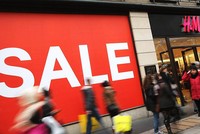 Giảm giá là một trong những cách giúp H&M giảm bớt lượng hàng tồn kho. Ảnh: CNN.