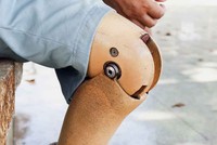 Một người gốc Á ăn xin tại UAE giấu gần 240 triệu đồng trong chiếc chân giả. (Nguồn: Courtesy).