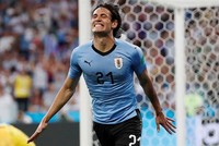 Cavani thể hiện bản năng của một sát thủ hàng đầu với hai pha dứt điểm lạnh lùng. Ảnh: Reuters.