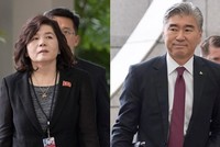 Thứ trưởng Ngoại giao Triều Tiên Choe Son Hui (trái) và Đại sứ Mỹ tại Philippines Sung Kim. Ảnh: Hankyoreh.