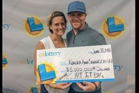 Vợ chồng ông Craig Skwarczynski nhận giải độc đắc trị giá gần 114 tỷ đồng. (Nguồn: Courtesy of California Lottery).