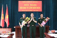 Thượng tướng Nguyễn Trọng Nghĩa chúc mừng Thiếu tướng Vũ Văn Sỹ và Đại tá Thái Văn Minh. Ảnh báo Gia Lai.