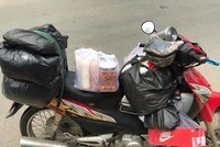 Một chuyến giao hàng của shipper ngày nắng nóng có thể kiếm đến 700.000 đồng/ngày.