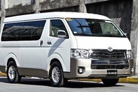 Mẫu xe Hiace nhập khẩu Thái Lan được giảm tới 210 triệu đồng.