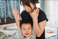 Jang Yeo-im chơi với con trai, Park Jeong-whan, trong phòng ngủ của gia đình họ. (Nguồn: Jun Michael Park, Vox / KHN).