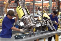 Sản xuất tại Công ty Mercedes-Benz Việt Nam (quận Gò Vấp, TP.HCM). Ảnh: Lê Toàn.