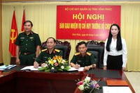 Bí  thư Tỉnh ủy Vĩnh Phúc Hoàng Thị Thúy Lan và Thiếu tướng Phùng Sĩ Tấn, Tư lệnh Quân khu II chứng kiến lễ ký biên bản bàn giao. Ảnh VPTV