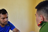 Cảnh sát lấy lời khai nghi can Nguyễn Quyết Chiến. Ảnh: Lam Sơn.