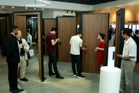 Khách hàng tham quan một cửa hàng bán ổ khóa cửa tại TP HCM.