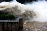 Thủy điện Hòa Bình xả lũ. Ảnh: Giang Huy.