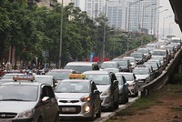 Giá tính lệ phí trước bạ chỉ thay đổi khi giá xe thay đổi 20%. Ảnh: Ngọc Thành.