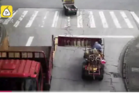 Cửa thùng xe tải không đóng hạ gục lái xe ba gác