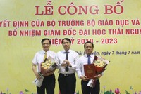 Thứ trưởng Phạm Mạnh Hùng trao quyết định bổ nhiệm Giám đốc Đại học Thái Nguyên cho GS.TS Phạm Hồng Quang và chúc mừng GS.TS Đặng Kim Vui.
