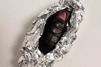 Bọc chìa khóa thông minh vào giấy bạc được cho là cách hữu hiệu để ngăn chặn các vụ trộm ôtô công nghệ cao. Ảnh: DFP.