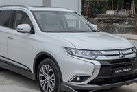 Mẫu crossover Outlander được giảm giá mạnh.