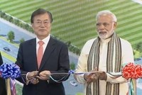 Thủ tướng Ấn Độ Narendra Modi và Tổng thống Hàn Quốc Moon Jae-in cắt băng khánh thành nhà máy sản xuất smartphone lớn nhất thế giới của Samsung.