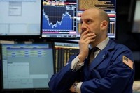 Nhân viên giao dịch trên sàn chứng khoán New York. Ảnh: Reuters.