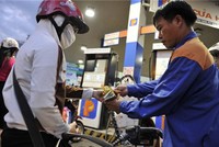 Thuế môi trường với xăng sẽ tăng thêm 1.000 đồng một lít, lên mức 4.000 đồng một lít. 