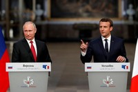 Tổng thống Pháp Macron, phải, và người đồng cấp Nga Putin trong họp báo hồi tháng 5/2017. Ảnh: Reuters.
