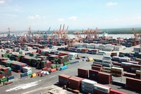 Tính đến tháng 3/2018, chi nhánh cảng Tân Vũ có 514 container hàng tồn. Ảnh: Giang Chinh.