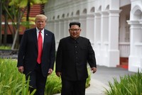 Tổng thống Mỹ Donald Trump và nhà lãnh đạo Triều Tiên Kim Jong-un tản bộ cùng nhau khi tổ chức hội nghị thượng đỉnh ở Singapore hôm 12/6. (Ảnh: Reuters).