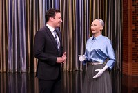 Robot Sophia (bìa phải) trò chuyện với MC Jimmy Fallon trong một chương trình truyền hình. Ảnh: Newswire.