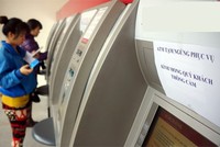 Nhiều ngân hàng đồng loạt thông báo tăng phí rút tiền nội mạng qua ATM từ mức 1.000 đồng lên 1.650 đồng.