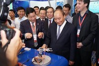 Thủ tướng tham quan gian hàng công nghệ tự động hóa của Tập đoàn FPT.