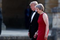 Tổng thống Mỹ Donald Trump (trái) được Thủ tướng Anh Theresa May đón tiếp tại Cung điện Blenheim, Oxfordshire, Anh hôm 12/7. Ảnh: Guardian.