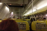 Mặt nạ dưỡng khí đồng loạt rơi xuống sau khi máy bay mất độ cao 8.000 m. (Ảnh: Facebook).