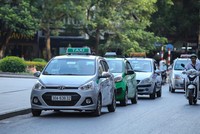 Các hiệp hội taxi đã kiến nghị Chính phủ nên cho tạm dừng thí điểm Grab...