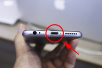 iPhone 6 giá 2,99 triệu đồng có ngoại hình không còn mới, cổng cắm Lightning bị tróc sơn.