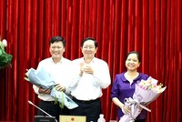 Bộ trưởng Lê Vĩnh Tân trao quyết định và chúc mừng Thứ trưởng Nguyễn Duy Thăng, Thứ trưởng Trần Thị Hà.