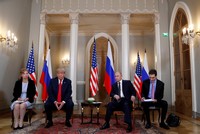 Bà Marina Gross (trái) là phiên dịch viên cho Tổng thống Trump trong cuộc gặp với Tổng thống Putin tại Phần Lan (Ảnh: Reuters).
