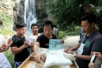 Zhao bán được hơn 100 cây kem mỗi ngày và thu lợi nhuận hơn 100 Nhân dân tệ. (Nguồn: SCMP).