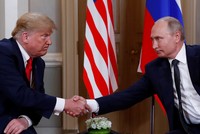 Tổng thống Trump và Tổng thống Putin bắt tay cuộc gặp ở Phần Lan (Ảnh: Reuters).