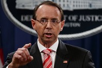 Thứ trưởng Tư pháp Mỹ Rod Rosenstein trong cuộc họp báo hôm 15/7. Ảnh: AP.