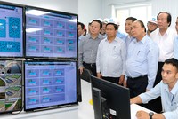 Thủ tướng kiểm tra phòng điều hành quản lý sinh trắc học và xử lý hồ nước thải tại khu công nghiệp Formosa. Ảnh: VGP.
