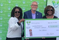 Bà Juanita Simpson và Sharon Calhoun đi nhận giải cùng anh trai bà Calhoun. (Nguồn: WSET)