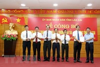 Ông Nguyễn Văn Vịnh (phải), Bí Thư tỉnh ủy Lào Cai, trao quyết định thành lập Sở Giao thông Vận tải và Xây dựng tỉnh Lào Cai. (Ảnh: Quốc Khánh/TTXVN).