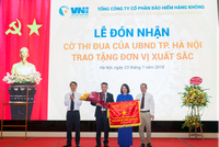 Bảo hiểm Hàng không (VNI) đón nhận cờ thi đua của UBND TP Hà Nội trao tặng.