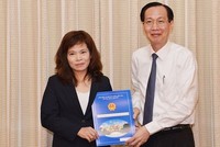 Phó Chủ tịch Thường trực UBND TPHCM trao quyết định cho bà Huỳnh Thị Thanh Hiền. Ảnh SGGP.