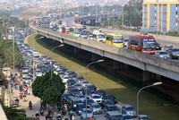 Áp lực giao thông và mật độ dân cư vùng lõi thủ đô có chiều hướng gia tăng sau 10 năm mở rộng. Ảnh: Bá Đô.