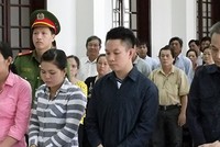 Các bị cáo nghe tòa tuyên án. Ảnh: An Bình.