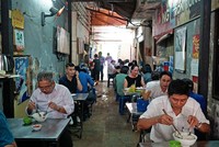 Con ngách nhỏ thiếu ánh sáng nối giữa phố đi bộ Nguyễn Huệ và đường Đồng Khởi (quận 1) cứ đến giờ cơm trưa là trở nên nhộn nhịp. Ảnh: Di Vỹ.